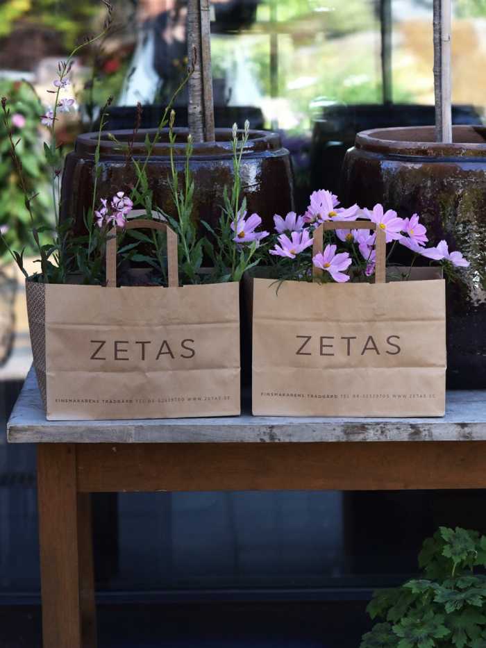 Kassar med blommor från Zetas trädgård