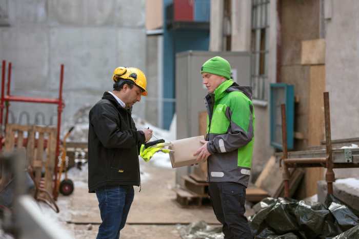 Kund signerar paket levererat av Bring