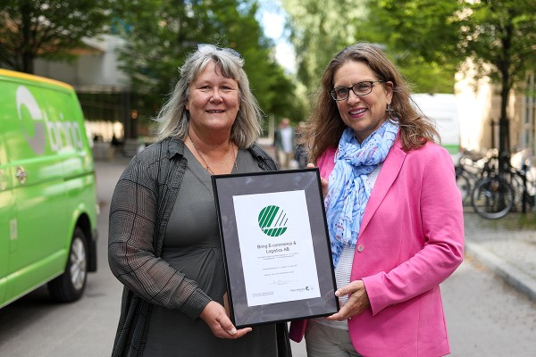 Catherine Löfquist, hållbarhetsansvarig på Bring Sverige och Anna Linusson, vd på Miljömärkning Sverige. Foto: Viktor Ginner