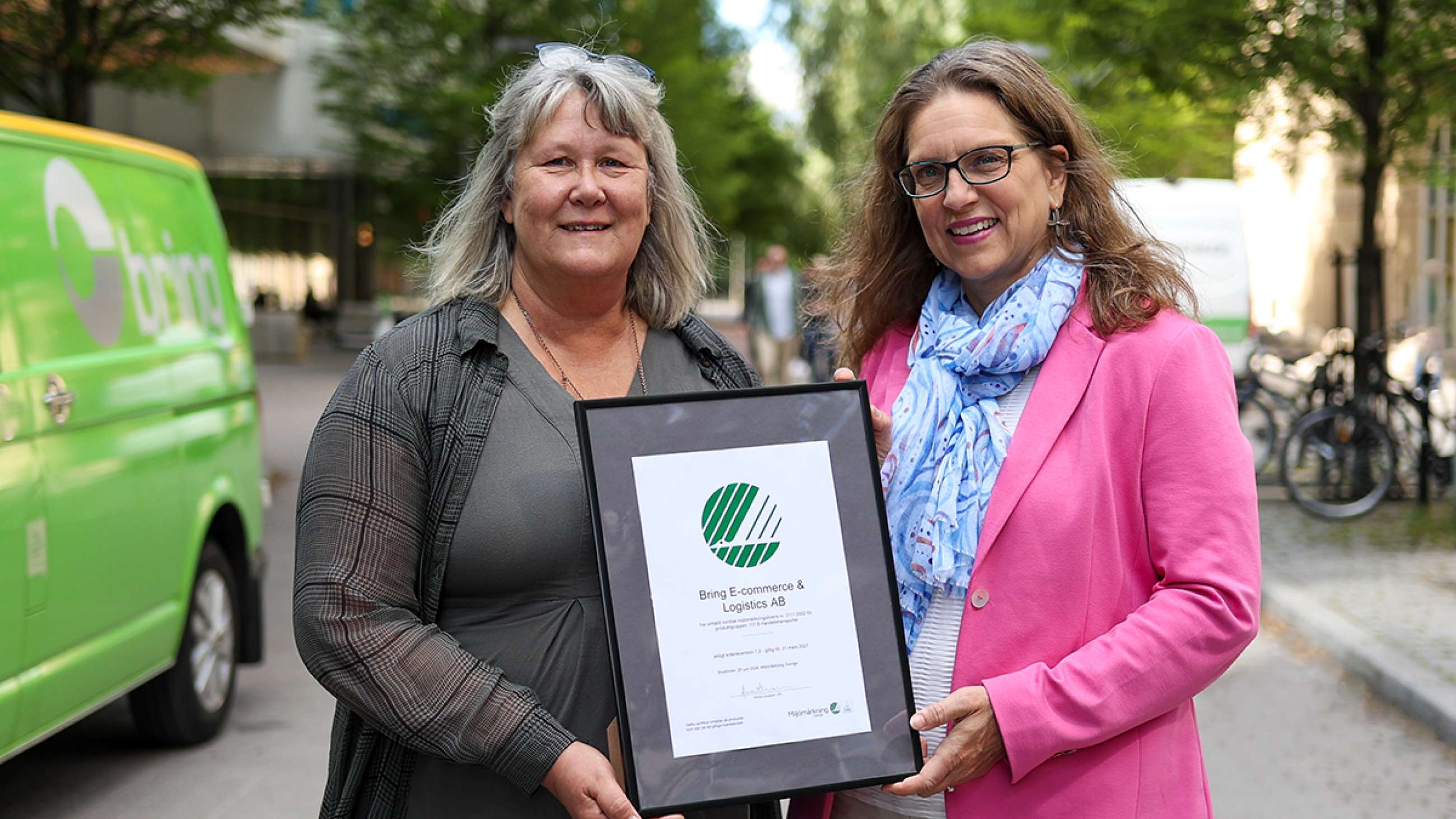 Catherine Löfquist, hållbarhetsansvarig på Bring Sverige och Anna Linusson, vd på Miljömärkning Sverige. Foto: Viktor Ginner