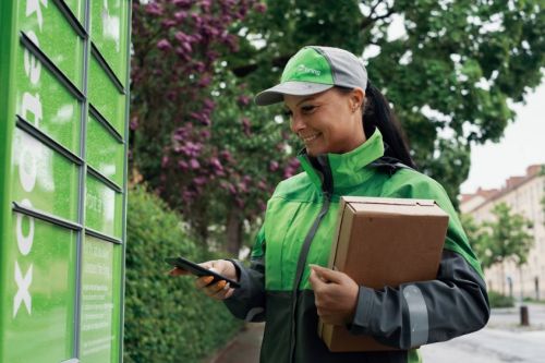 Bring anställd utanför paketbox