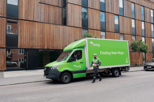 Bring skåpbil framför byggnaden