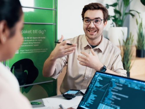 IT-kollegor pratar tillsammans på ett kontor