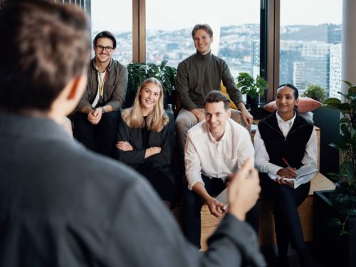 Unga människor på ett kontor