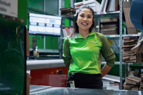 Kvinna som arbetar på en terminal