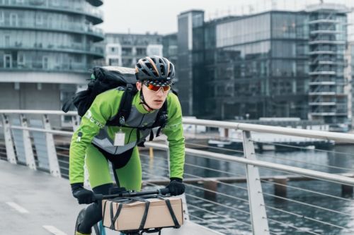 Bring cykelbud ute på vägen med ett paket