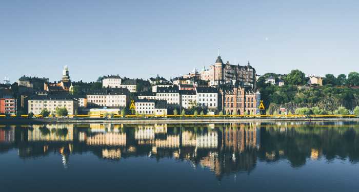 Hus på rad vid vattnet