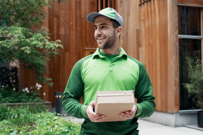 Bring chaufför med paket