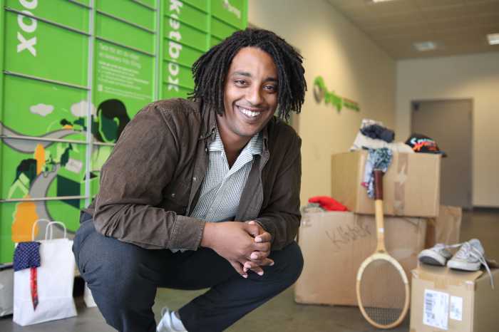 Yowhans Tedros framför en paketbox