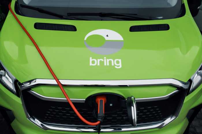 Bringbil laddas på terminal