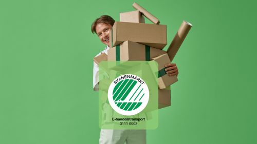 En kille håller i många paket, loggan Svanenmärkt syns