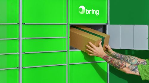 Person tar ut ett paket ur en Bring paketbox