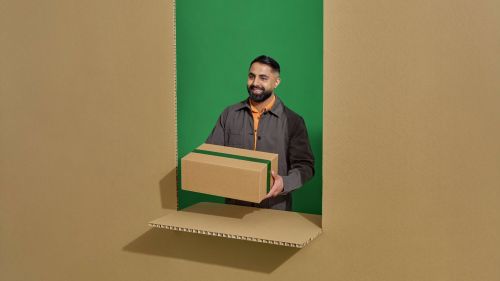 En man tar emot i ett paket på ett ombud